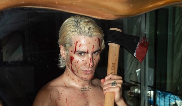 Roi Porto se mete en la piel de Patrick Bateman para la promoción de su último tema