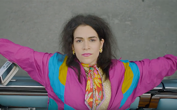 Broad City star Abbi Jacobson says she dates “men and women”