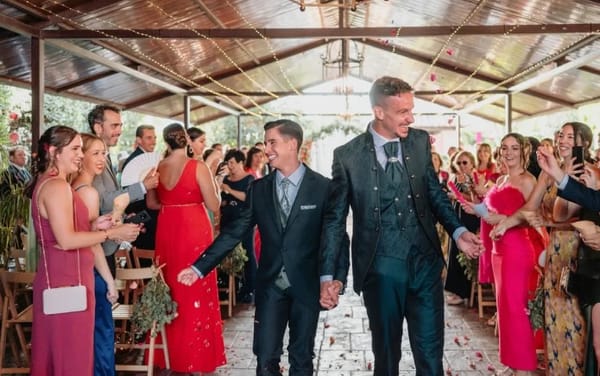 El futbolista español Alberto Lejárraga se casa con su novio en una emotiva ceremonia