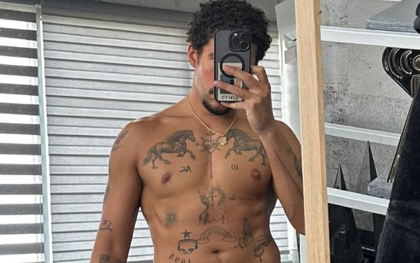 “¿Quieres que nos dé un infarto?”: fans reaccionan a una foto de Bad Bunny en calzoncillos