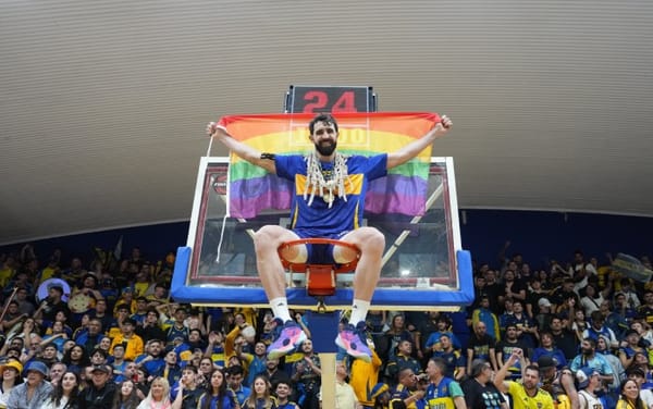 Sebastián Vega celebra bicampeonato argentino de baloncesto con la bandera arcoíris