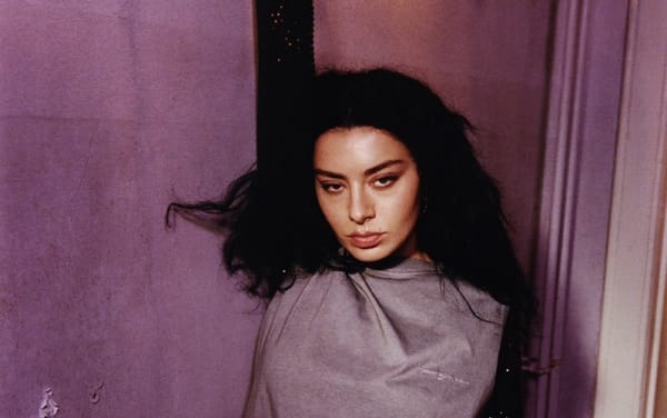Charli XCX hará su debut como actriz en la película ‘The Moment’