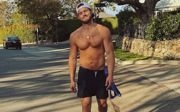 Colton Underwood reflects on “homoerotic” locker room experiences