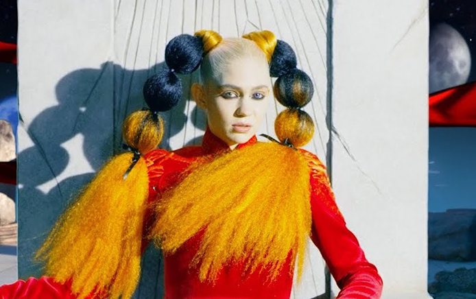 Grimes publicly criticises boyfriend Elon Musk for tweeting that “pronouns suck”