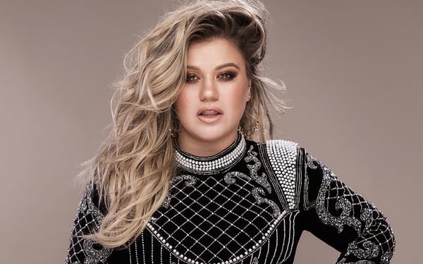 Kelly Clarkson receives praise after defending gay couple against Twitter troll