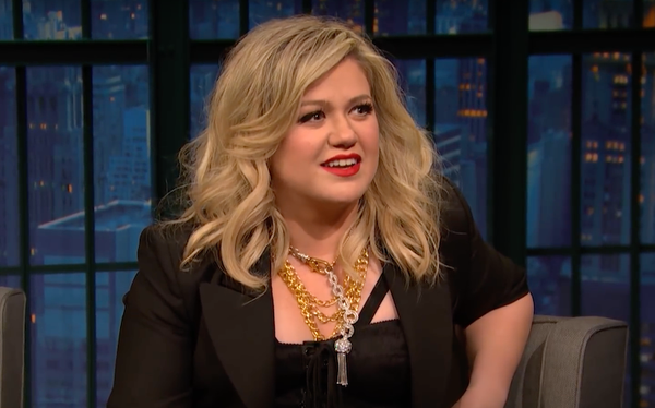 Kelly Clarkson defends herself after gay contestant on The Voice calls her “small minded”