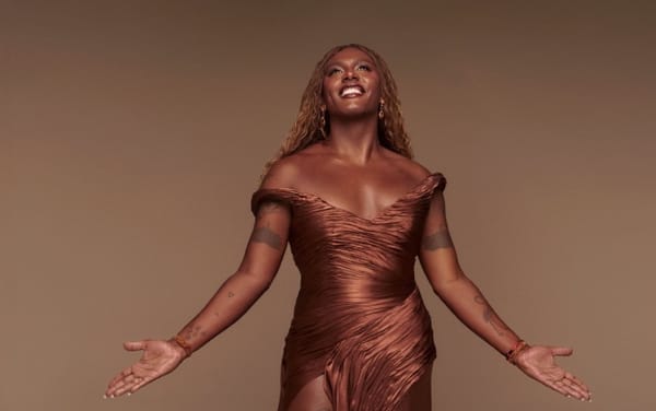 Liniker hace historia en los Latin Grammy con tres galardones y una actuación histórica