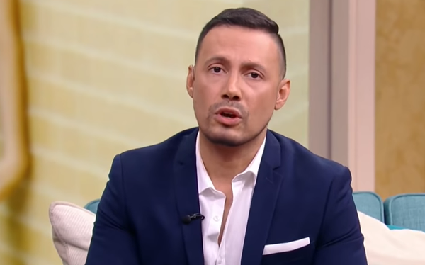 Television presenter Luis Sandoval comes out as gay in live television broadcast