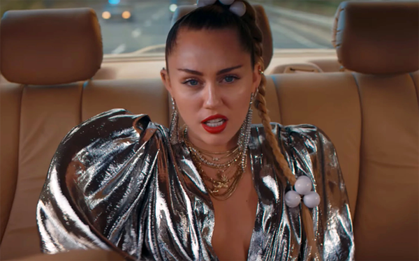 Miley Cyrus: “A big part of my pride and my identity is being a queer person”