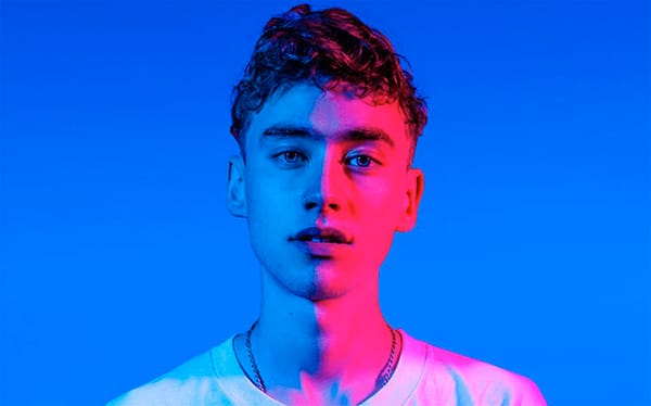 Olly Alexander shows off how bendy he is by doing the full splits