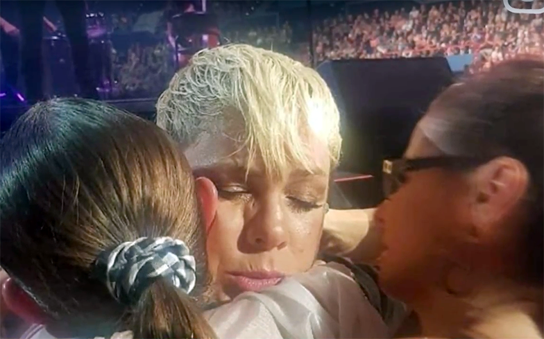 Pink stopped her concert to comfort a fan whose mother passed away