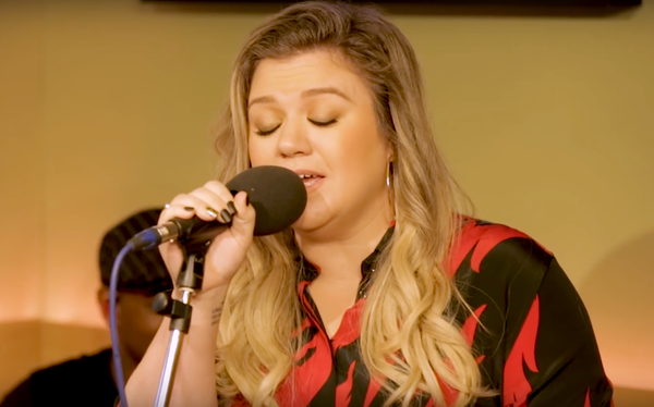 Kelly Clarkson covered En Vogue’s My Lovin’ (You’re Never Gonna Get It), and it’s incredible