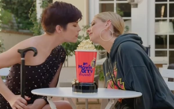Sarah Michelle Gellar and Selma Blair reenact iconic Cruel Intentions kiss