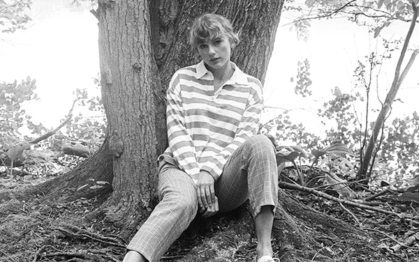 Taylor Swift announces she is re-recording her old music in American Music Awards speech