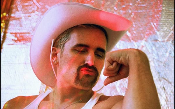 Tom Aspaul drops new music video for his 80’s-inspired pop banger The Program