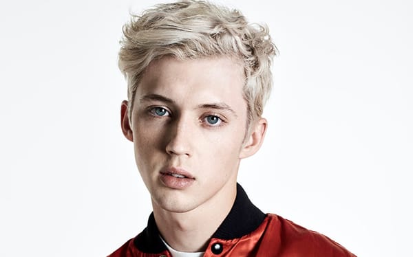 10 adorable photos of Troye Sivan living his best queer life